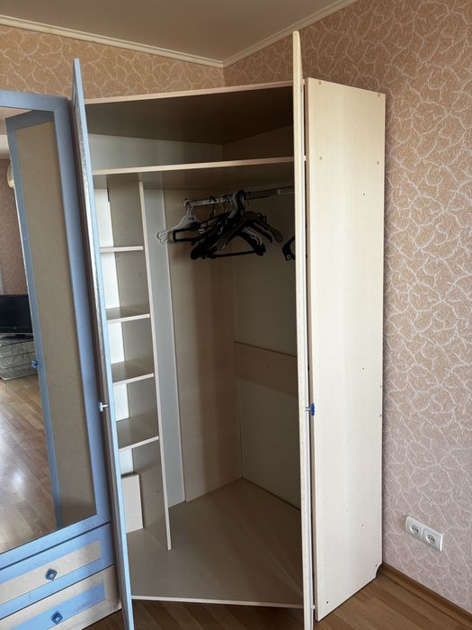 Продам трехдверный шкаф для одежды
