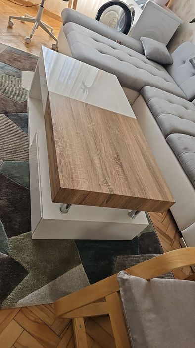 Холна маса. Има леки забележки. Одрасйване по ръба.