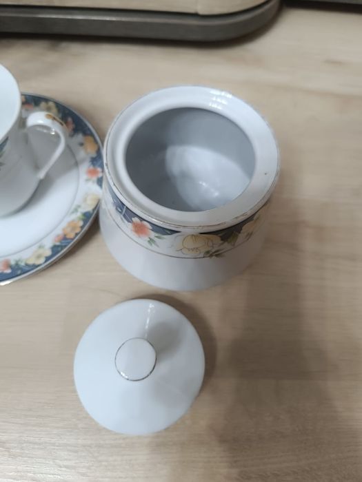 Чайник,  чашки, молочник, сахарница