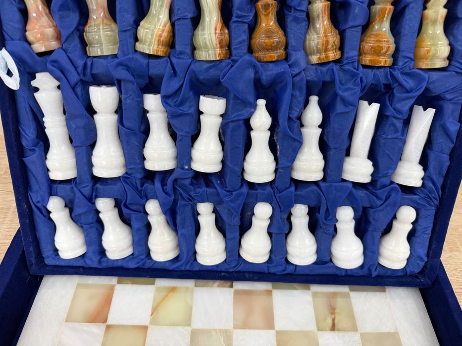 Шах от Бял и Зелен Оникс в Луксозна Кутия