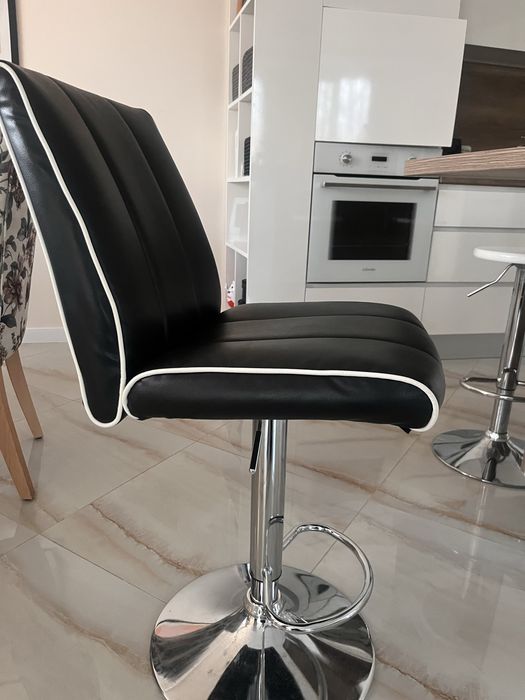 Продавам кожен бар стол