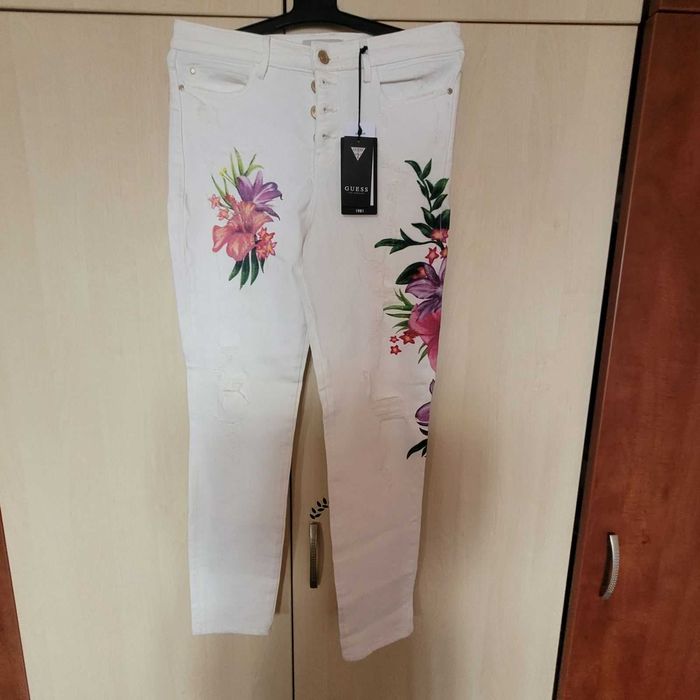 Guess нов оригинален флорален дънков панталон