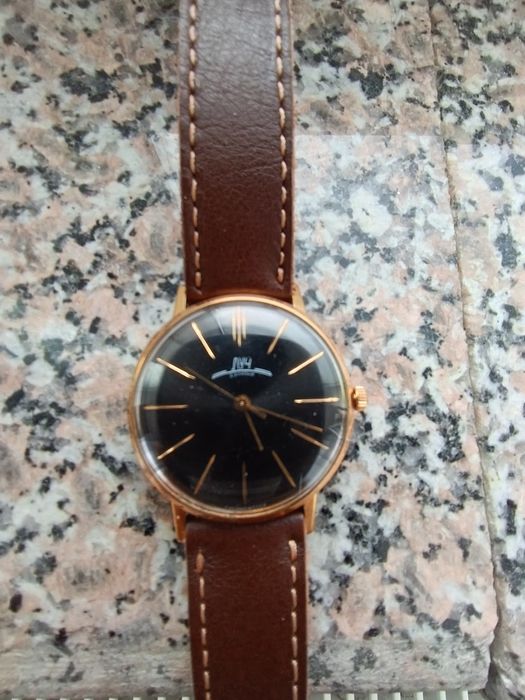 Ceas de mână vintage Poljot Luch De Luxe model rar,ultra-slim cu mecanism mecanic de 23 de rubine. 
Mecanism: Mecanic, cu întoarcere manuală (calibru