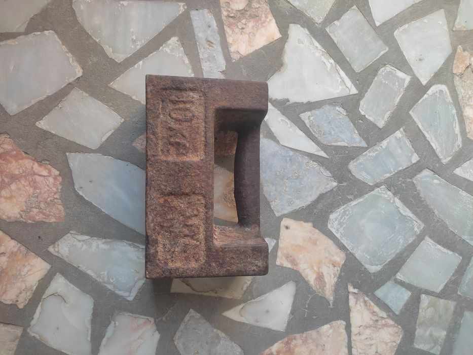 Гир тас сатылады.