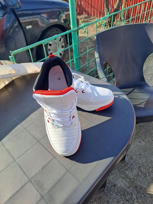 Vând adidasi giordăn