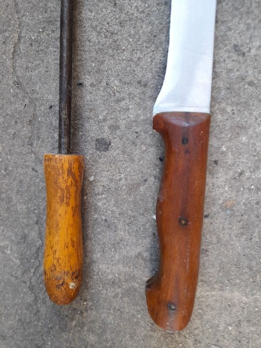 Стар нож с масат
