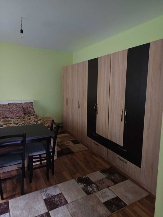 Se vinde casă, situată într-o zonă liniștită, ideală pentru locuit și relaxare.