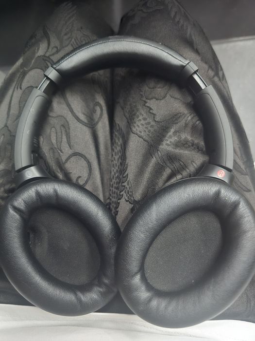 Продам Сони Sony WH-1000XM4 черный б/у