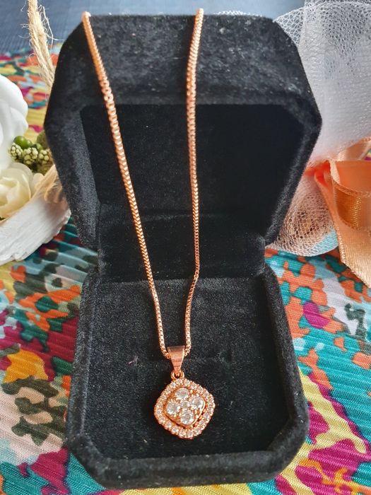 Нови! Продавам 2 сребърни с 14к златно покритие кулиета.