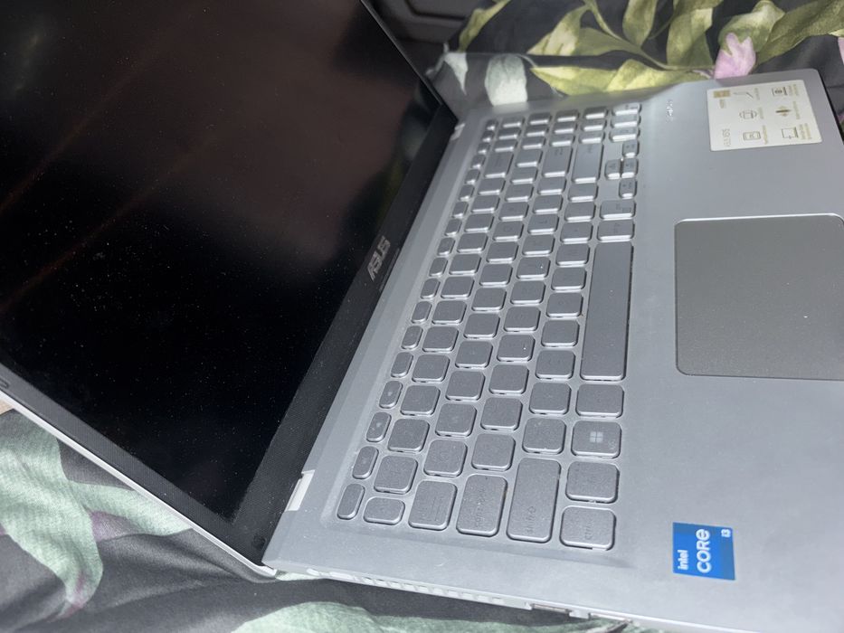 Vând laptop ASUS VivoBook 15 X515EA