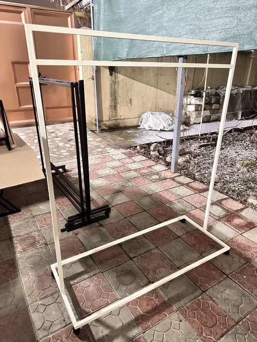 Вешалка для одежды с колесами