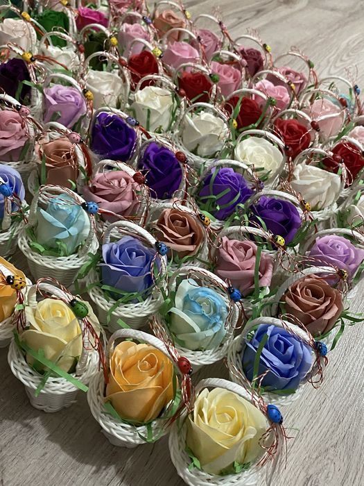 Lot 50 de martisoare in cosulete