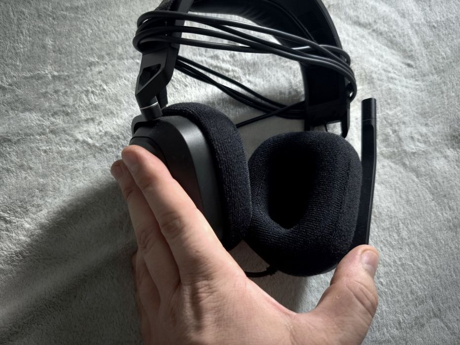 Vând căști de gaming Corsair HS80 pe cablu USB