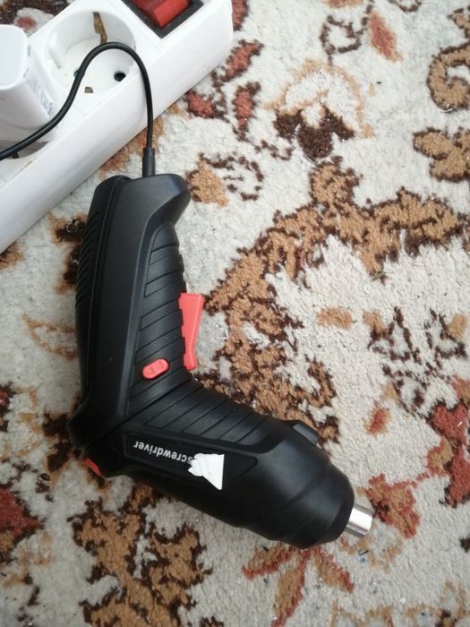 Electric cordlless screwdriver