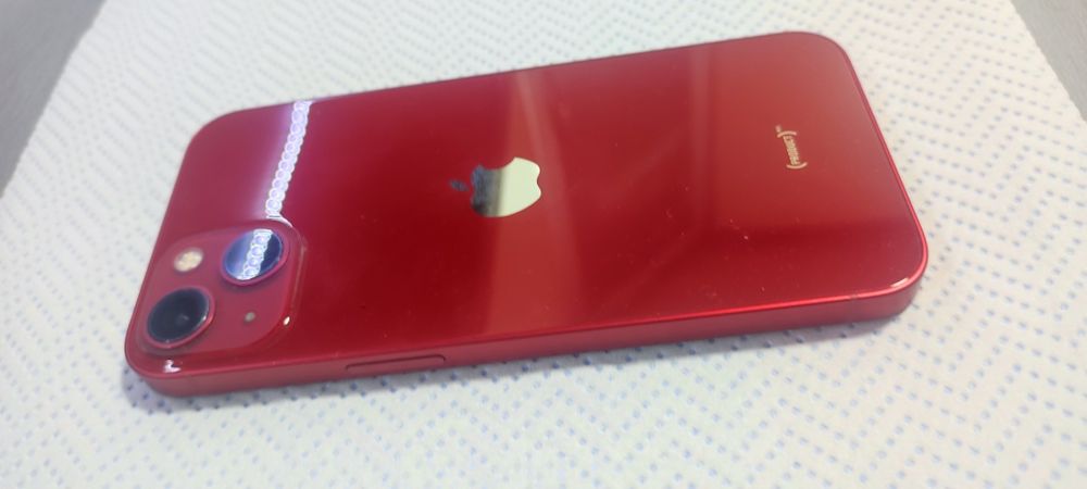Iphone 13 червен