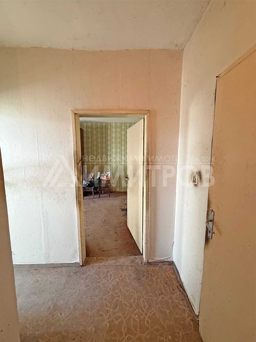 Продава гарсониера 40 м2. в гр. Нови пазар, Бялата чешма. САНИРАН жилищен блок. Нисък етаж.