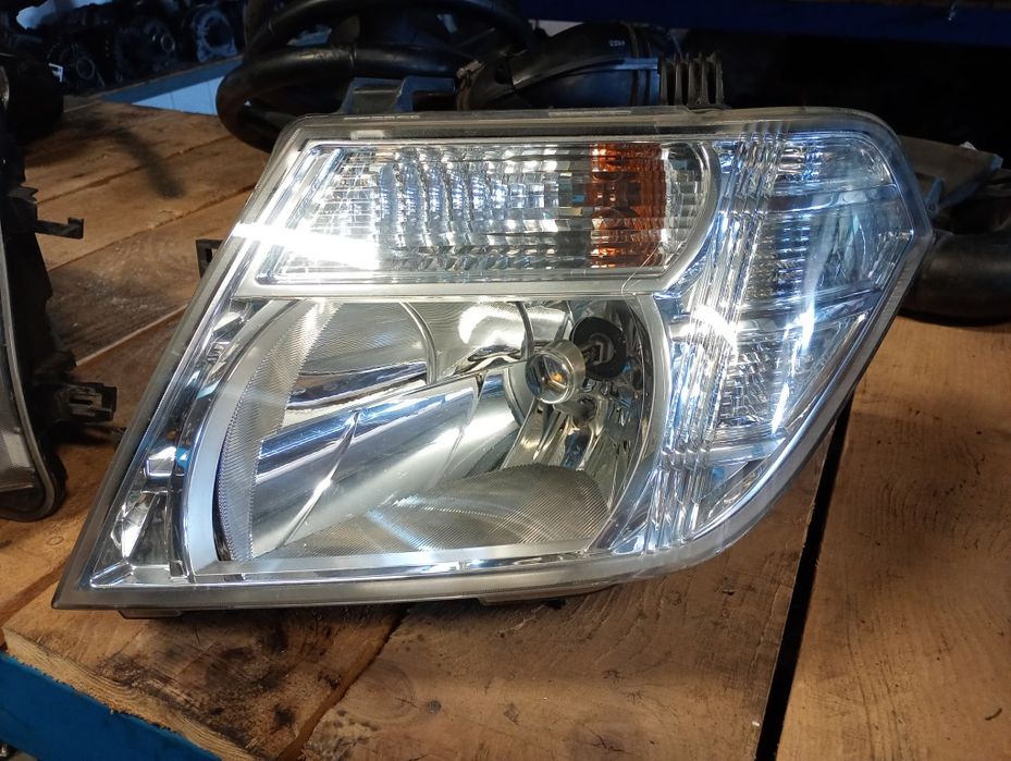 Far complet original faruri stanga si dreapta Nissan Navara d40 facelift 2014 model de europa fara prinderi rupte sau alte probleme