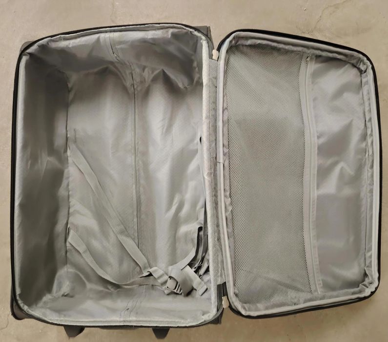 Продавам голям куфар с колелца и телескопична дръжка