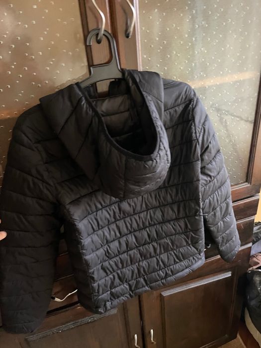 Черно дамско вталено зимно яке с качулка шушляково късо яке