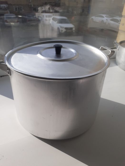 Продам кастрюлю 10 литров 6000 тенге.