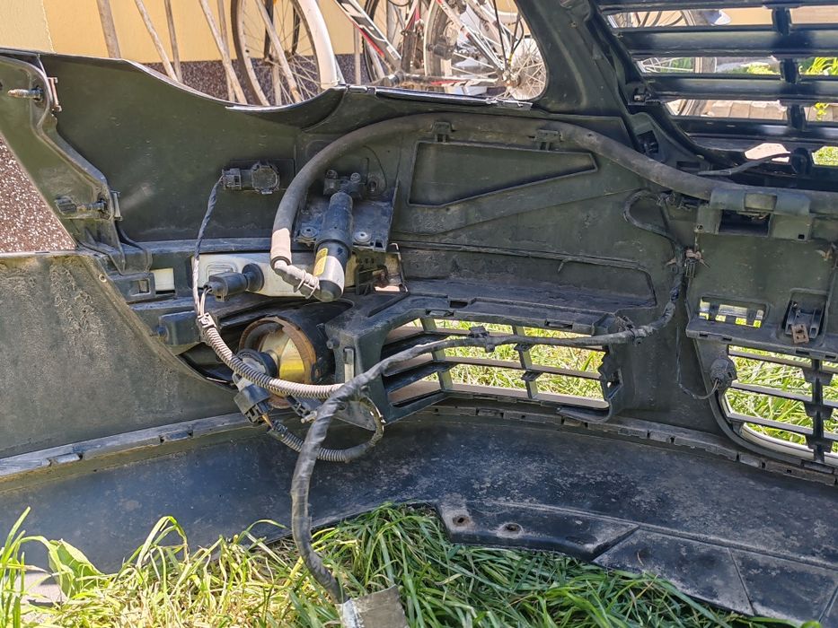 Desmembrez Passat B6 vand orice piesa :bara fata,uși, capota, treger, radiatorar
