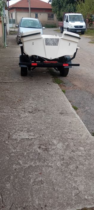 Лодка с колесар и двигател