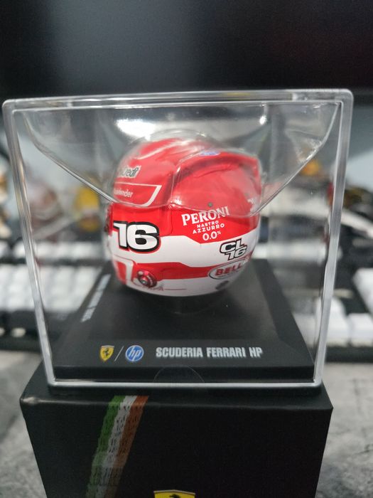 Mini Casca 1:5 Looksmart - Charles Leclerc 2025, noua/sigilata