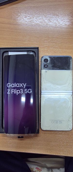 Смартфон Samsung Galaxy Z Flip3