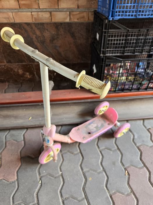 De vânzare trotineta de fetite 3-6 ani