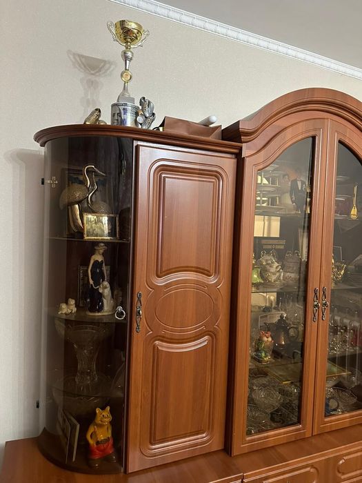 Шкаф-витрина для гостиной