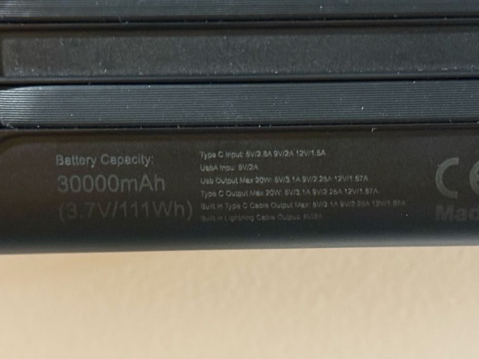 Powerbank / baterie externa 30.000mAh 111Wh cabluri integrate