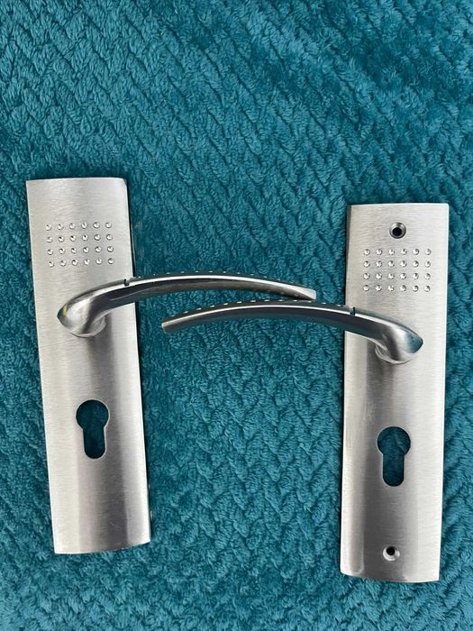 Vand 2 usi de interior ,din lemn MDF,cu geam