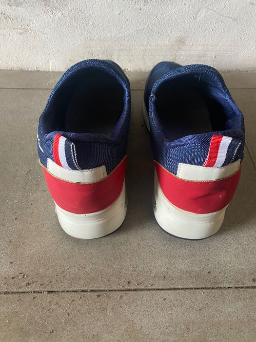 Продавам обувки TOMMY HILFICN