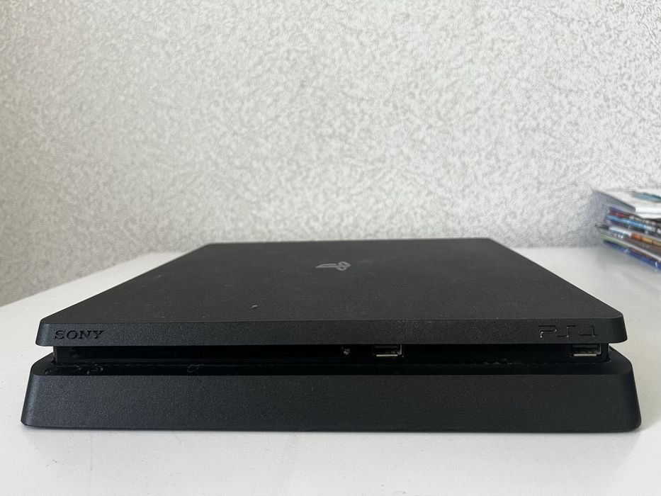 Продам  PS4 Slim 500тб 2 джостика 4 игры