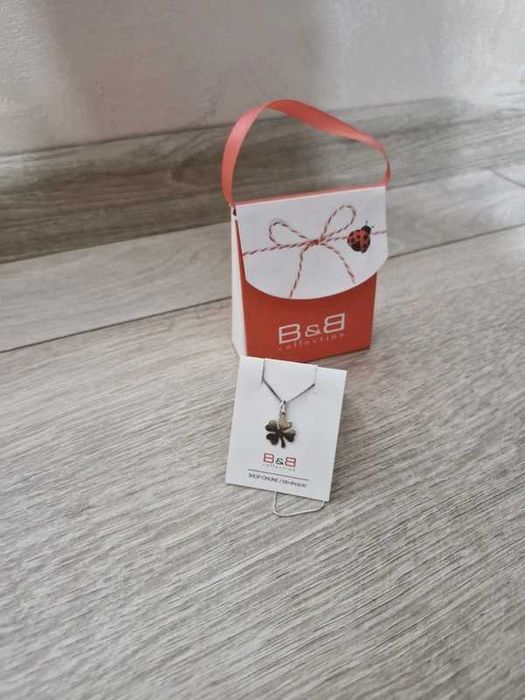 Colier cu pandantiv, Argint, cutie și funda de mărțișor.