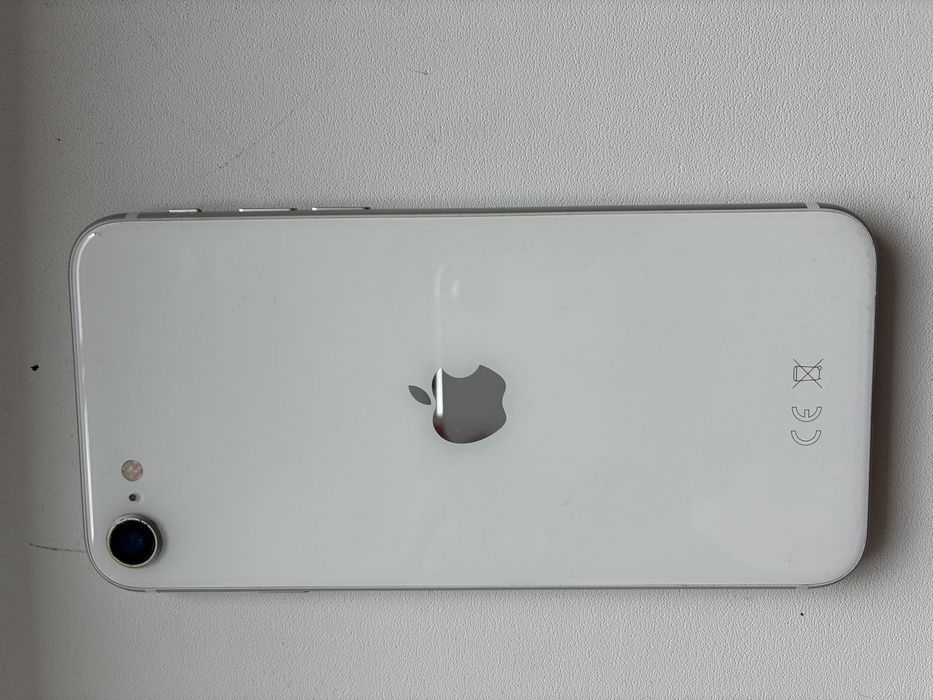 Iphone SE 128ГБ 1 gen 2020