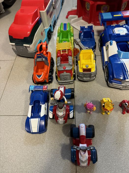 Компелкт на Пес Патрул - база, коли, фигурки и трансформираща се кола