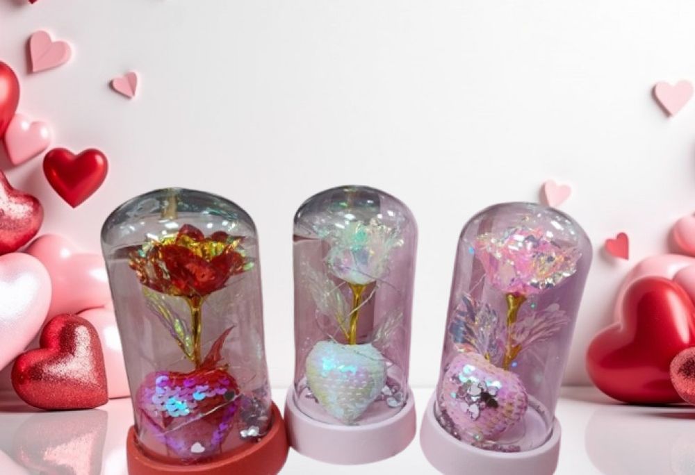 Вълшебна роза под стъклен купол с пайетено сърце и LED светлини