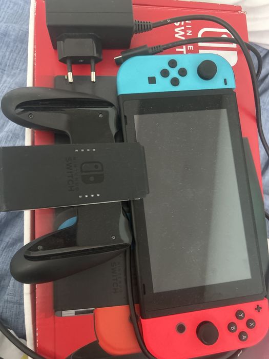 Nintendo Switch V2 - включена е кутия, джойстик, зарядно и конзолата