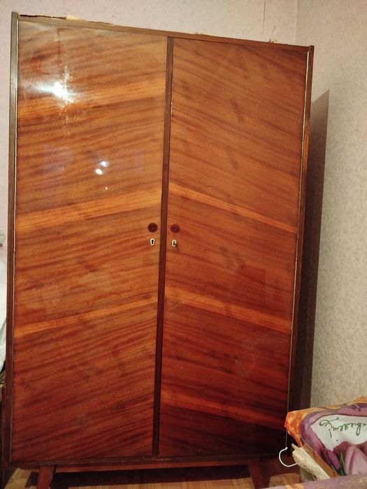 Отдам шкаф, шифоньер, трюмо