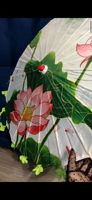 Привозной китайский зонт на деревянной основе