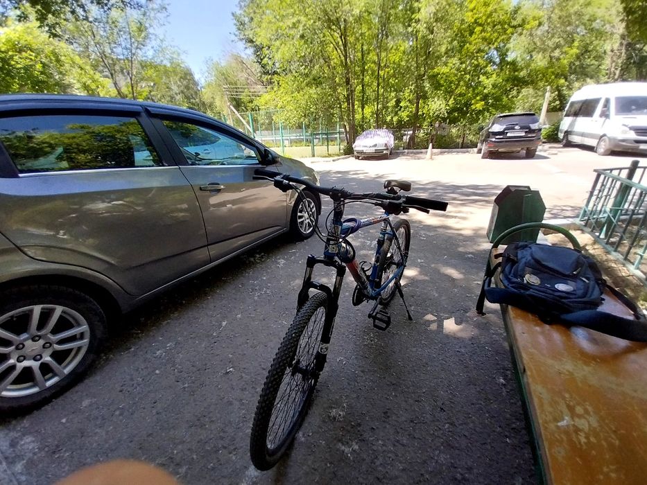 Велосипед сине-красный trinx