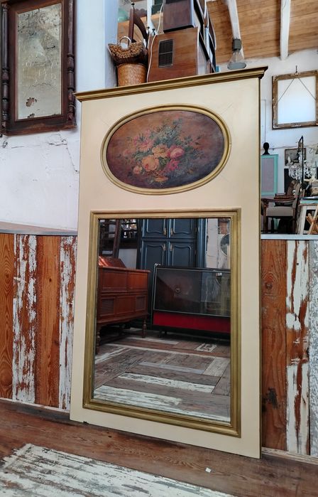 Oglinda veche cu rama din lemn