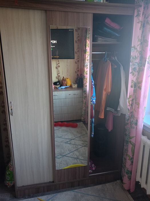 Продам шкаф с зеркалом