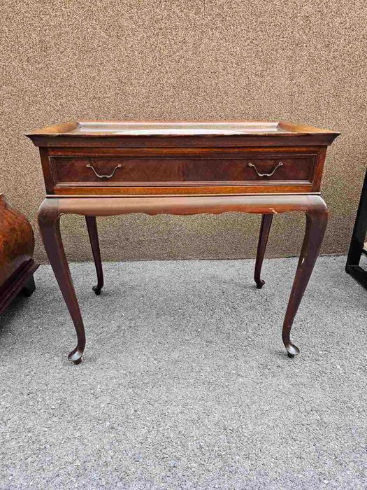 Елегантно помощно шкафче в стил Луи 15