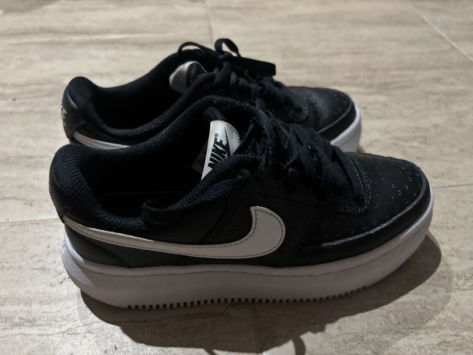 Обувки на Nike.