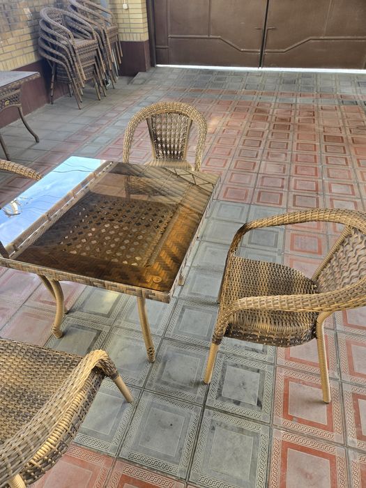 Ротанговый садовый стол и стулья