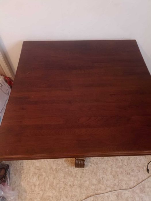 Стол деревянный в гостиную