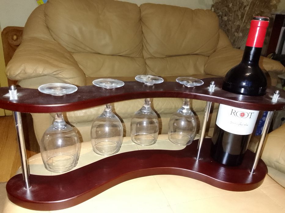 Стилен комплект за чаши с бутилка.