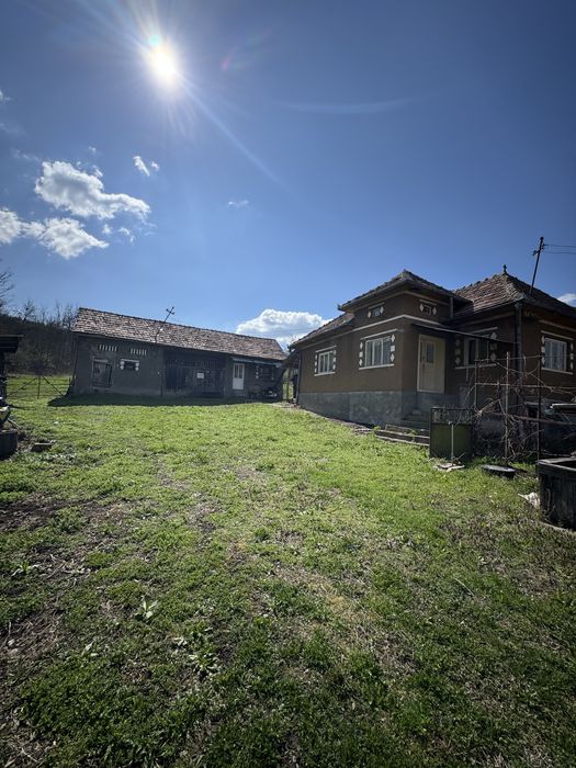 Vand sau schimb casa in satul Bont
